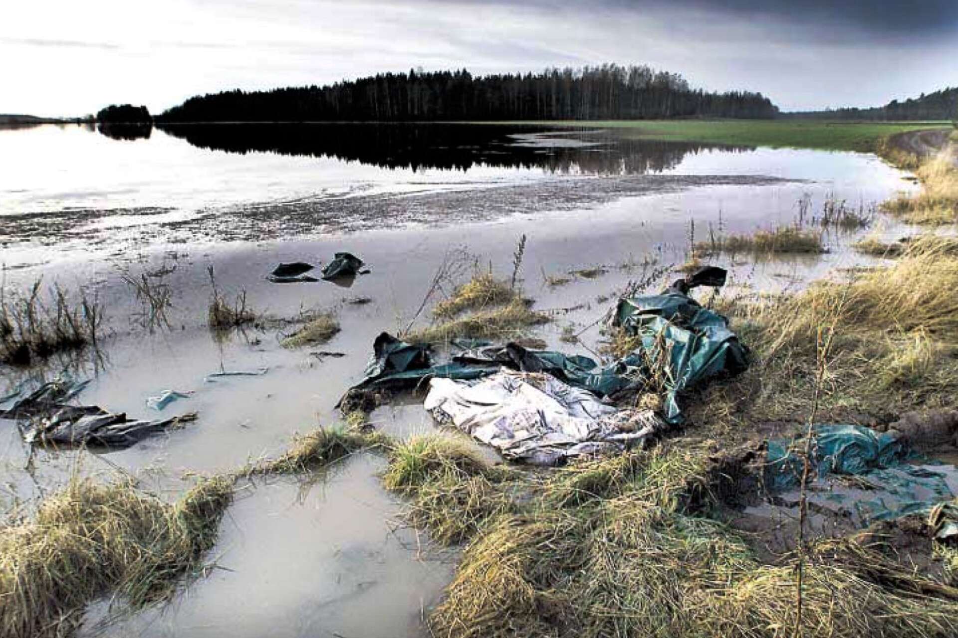 Åkermark vid Arnöfjärden håller på att ätas upp av vattenmassorna. Blir det oväder kan flera vägar härute bli översvämmade, rapporterade NWT på luciadagen år 2000.