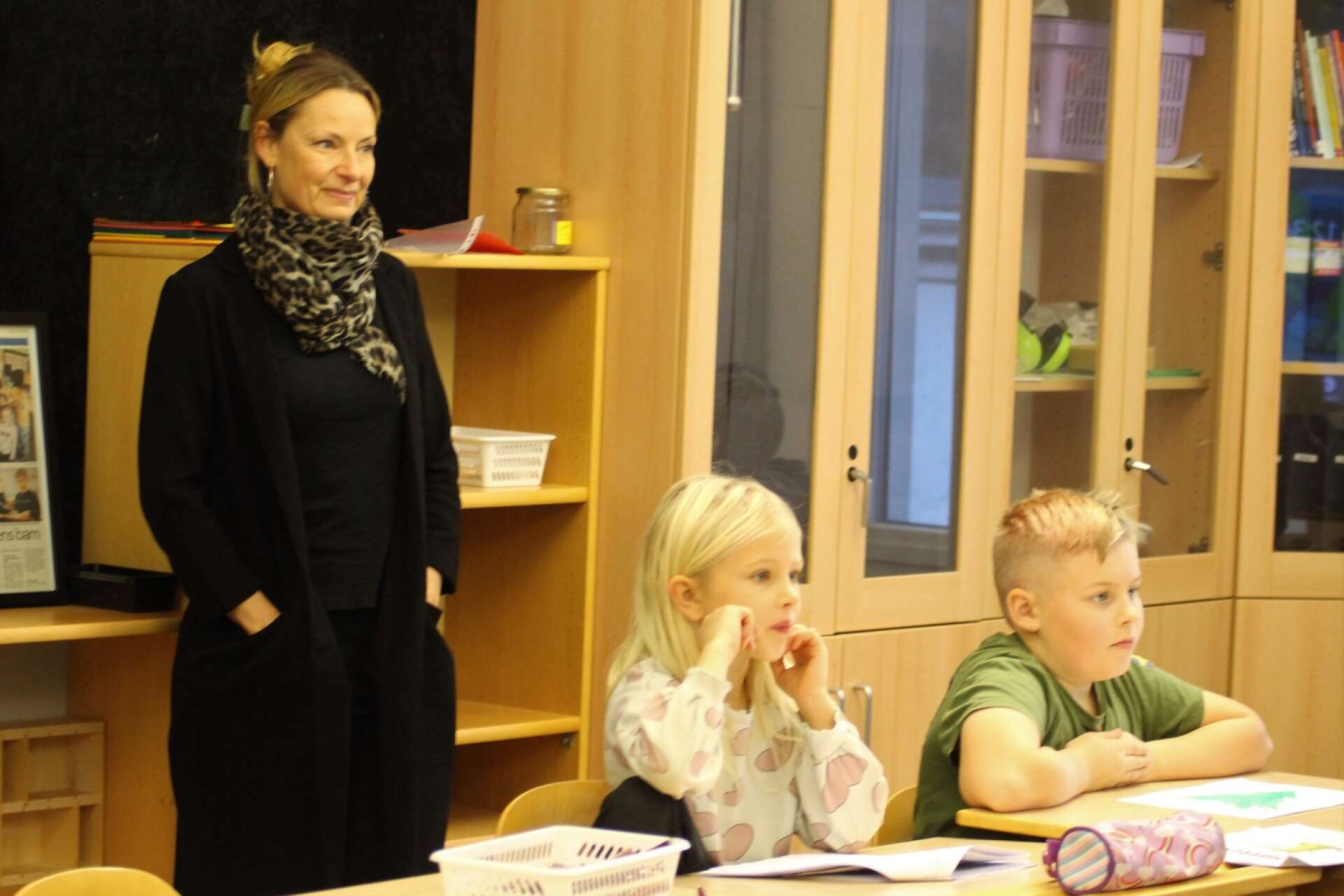 Elevassistenten Marie Karlsson och eleverna Neela Lidman och Lucas Enger Pettersson lyssnade uppmärksamt på Ann Bengtsson från Rädda Barnen.