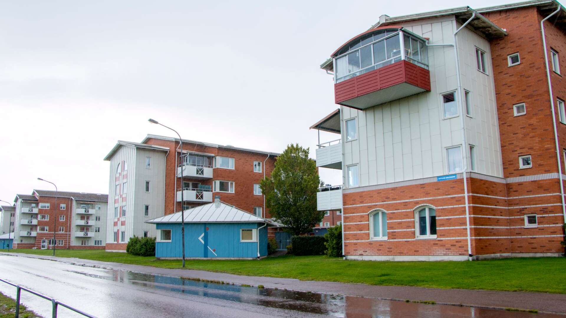 Flerbostadshusen längs Karmgatan på Våxnäs har varierade fasader både när det gäller utformning och materialval. Sadeltaken gjorde ett återtåg på flerbostadshusen under den här tiden.