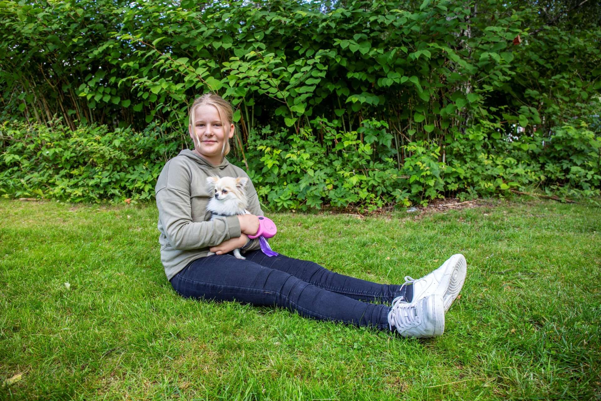 Det var inte bara tvåbenta som gillade minglet på sommarfesten. Här syns Clara Hellström Fredriksson, från Ed, tillsammans med hunden Chloé.