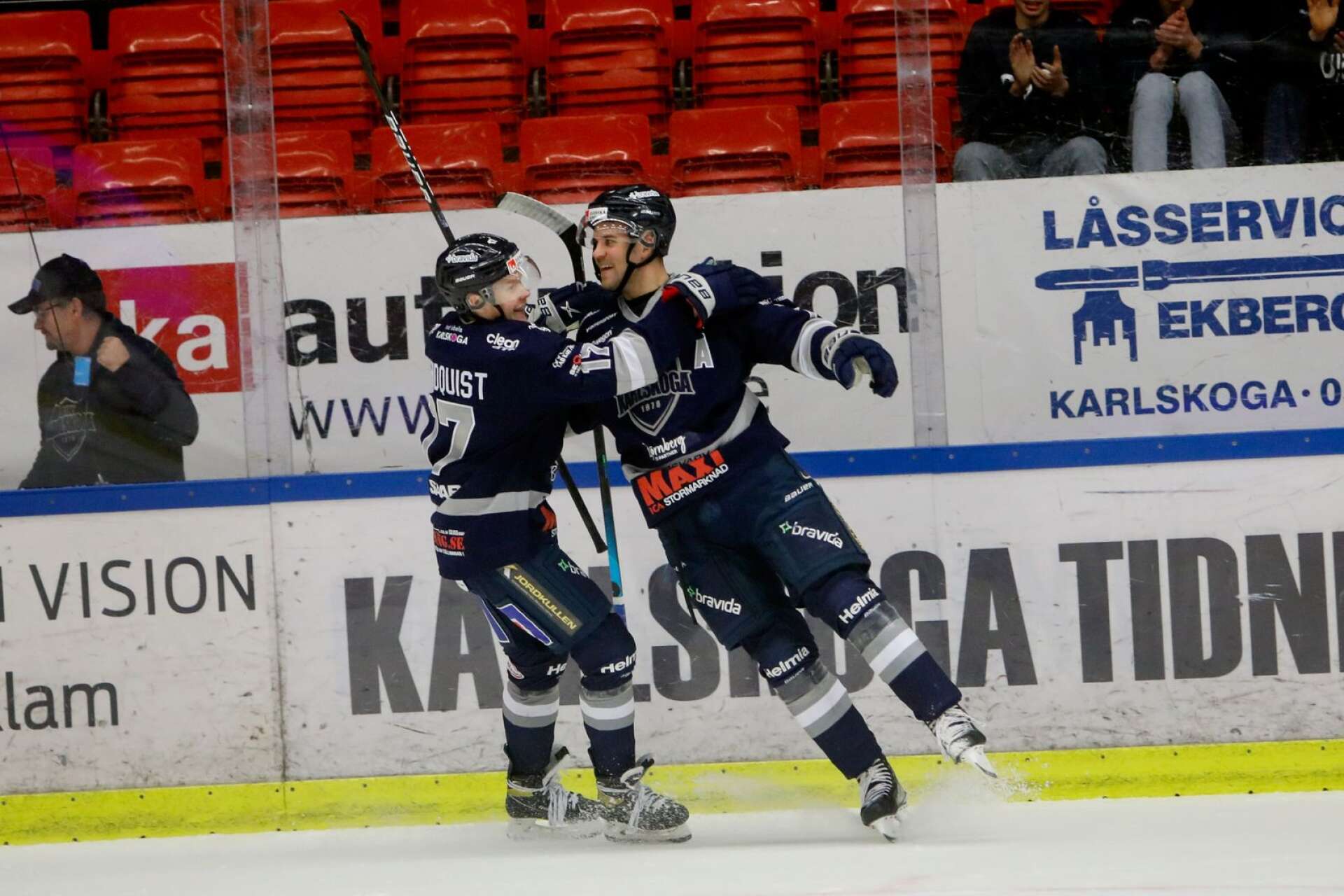 Henrik Björklund har gjort 16 poäng (10+6) i de 16 inledande matcherna. Här gratuleras han av David Lindquist efter det historiska, 200:e målet i hockeyallsvenskan.