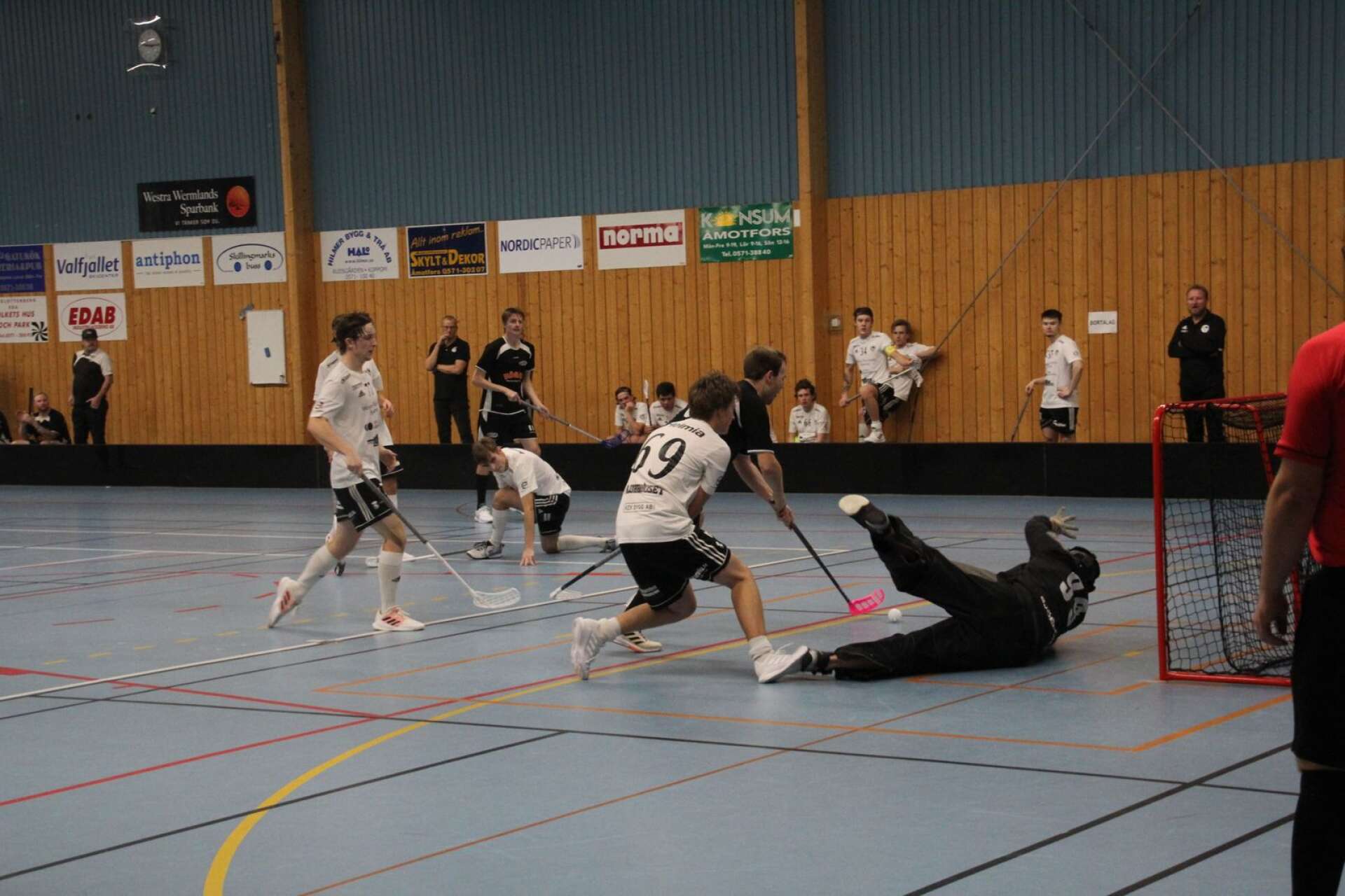 Hemmalget Åmotfors i en av sina målchanser under det inledande division 3-derbyt mot Arvika U.