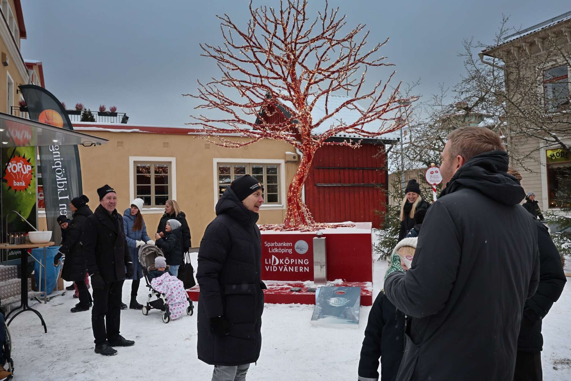 Sparbanken i Lidköping ansvarade för sista hållplatsen av julresan i Lidköping, som ligger på Iqbaltorget där ett träd kläd i rött står i all sin prakt. 