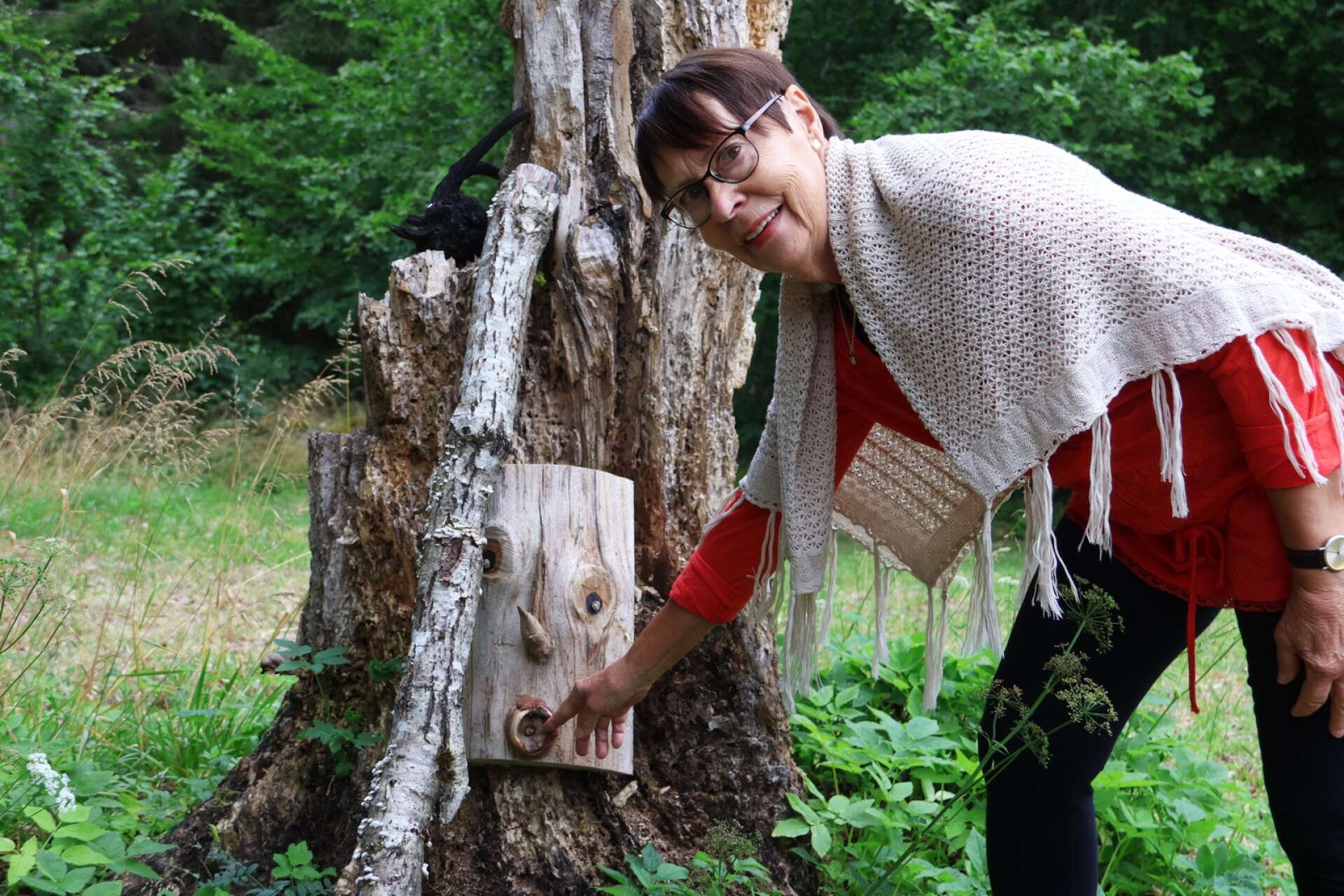 Kreativa Karin Holmberg hittar alltid något roligt i skogen.