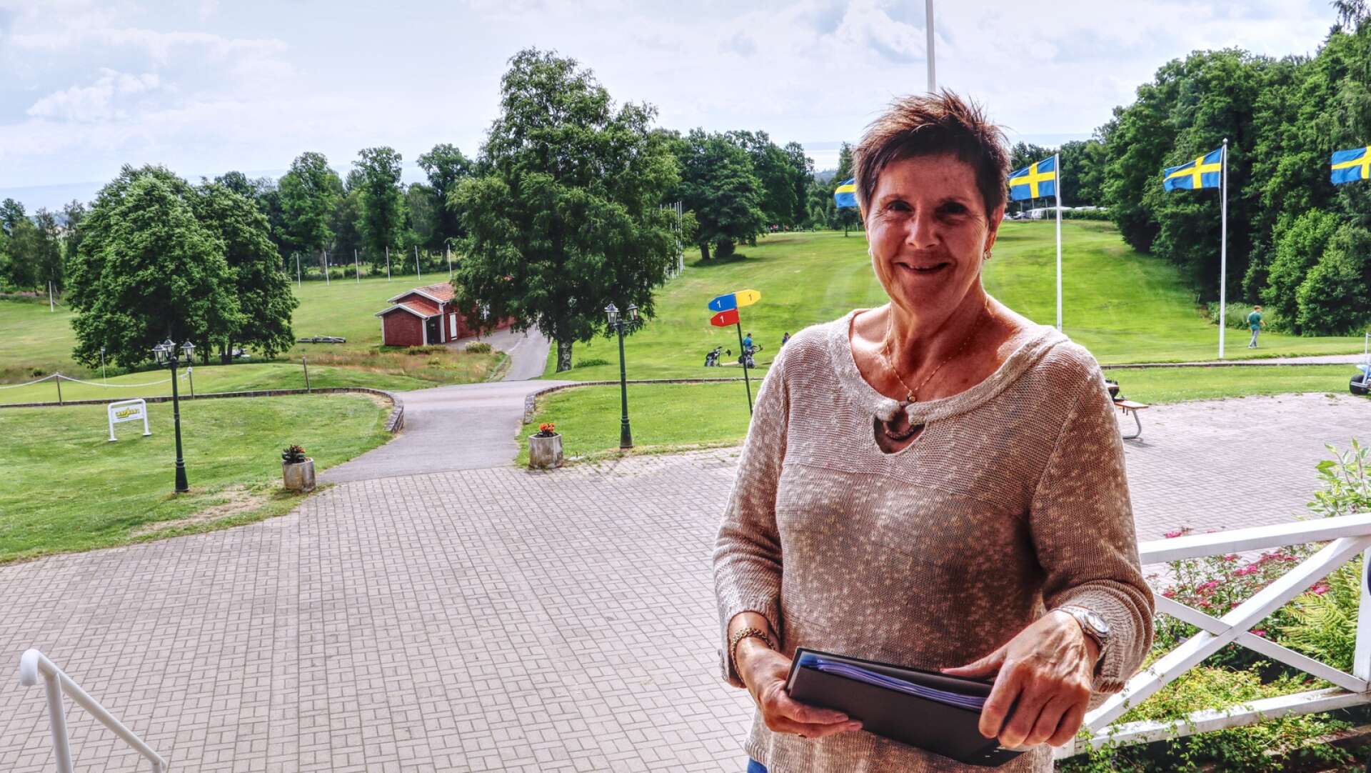 Den nya kanslisten Ylva Wihlstrand och övriga fem anställda på Hökensås golfklubb har att göra mitt i högsäsongen. 