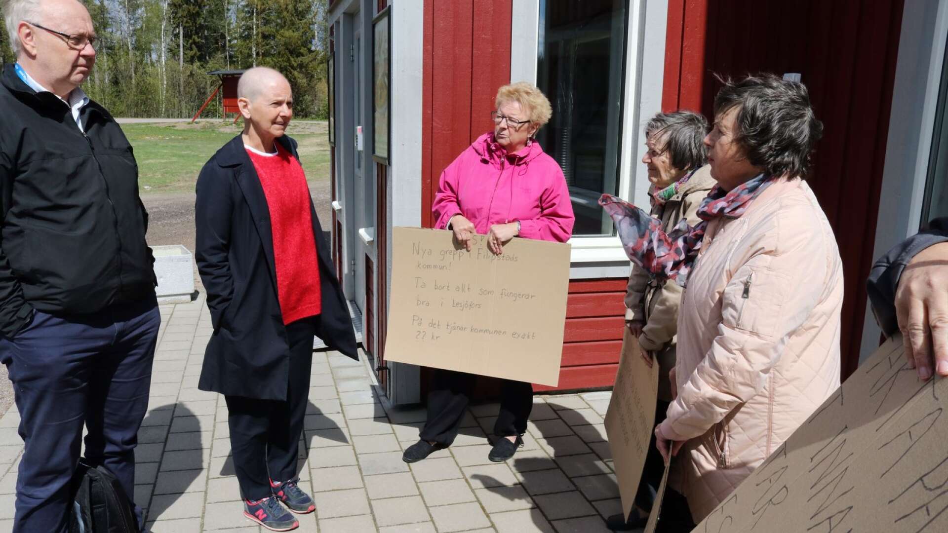 Inge Nilsson Piehl och Elisabet Lindeblad möttes av protester när de kom till förra mötet med teknikutskottet. Nu har de gjort en ny utredning.