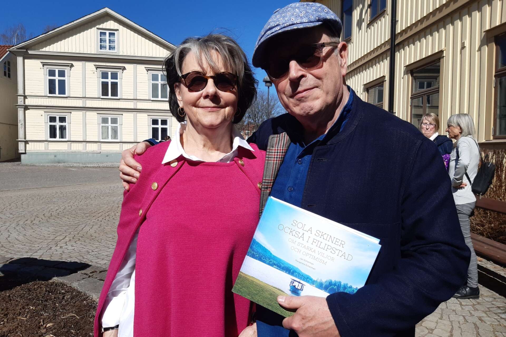 Margareta och Jan Scherman i solskenet i Filipstad. Releasepartyt för deras bok blev ett mycket lyckat event, 145 personer kom för att få sin bok signerad.