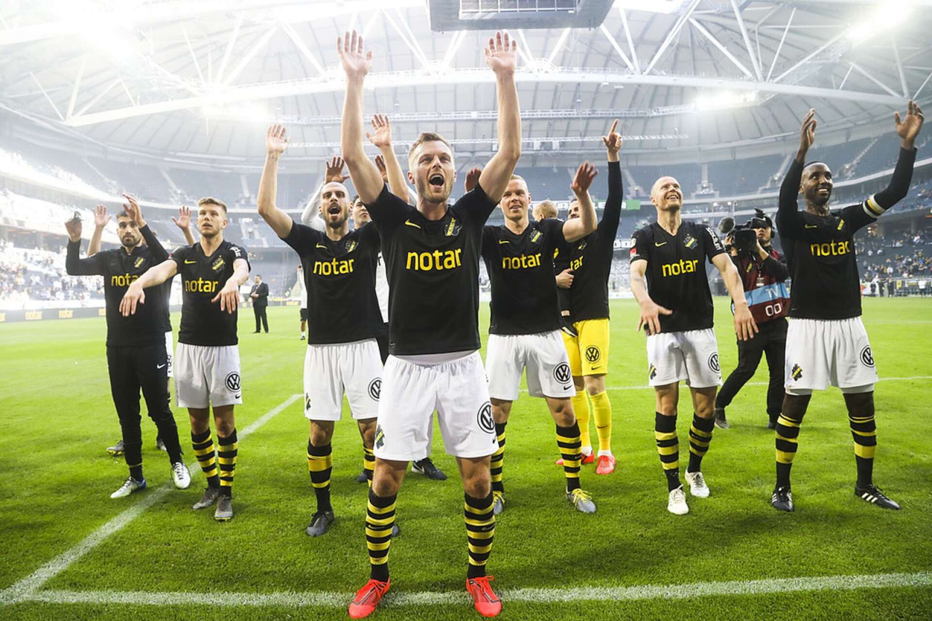 Sebastian Larsson i spetsen för AIK tackade nyligen publiken efter segern med 2-0 mot Hammarby IF på Friends Arena. I dag finns stora delar av truppen på plats i Bengtsfors.