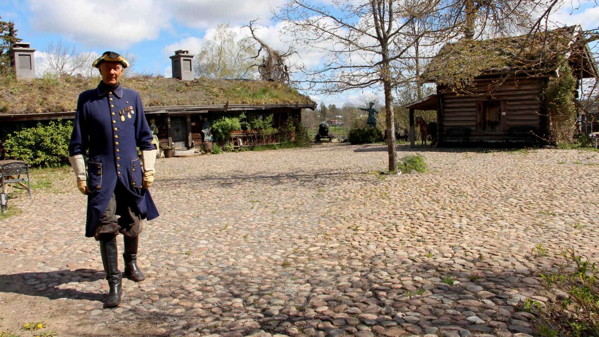 Bernhard Englund är nöjd över att kullerstenarna från Hertig Johans torg nu ligger utanför huset Ryttmästarbostället.