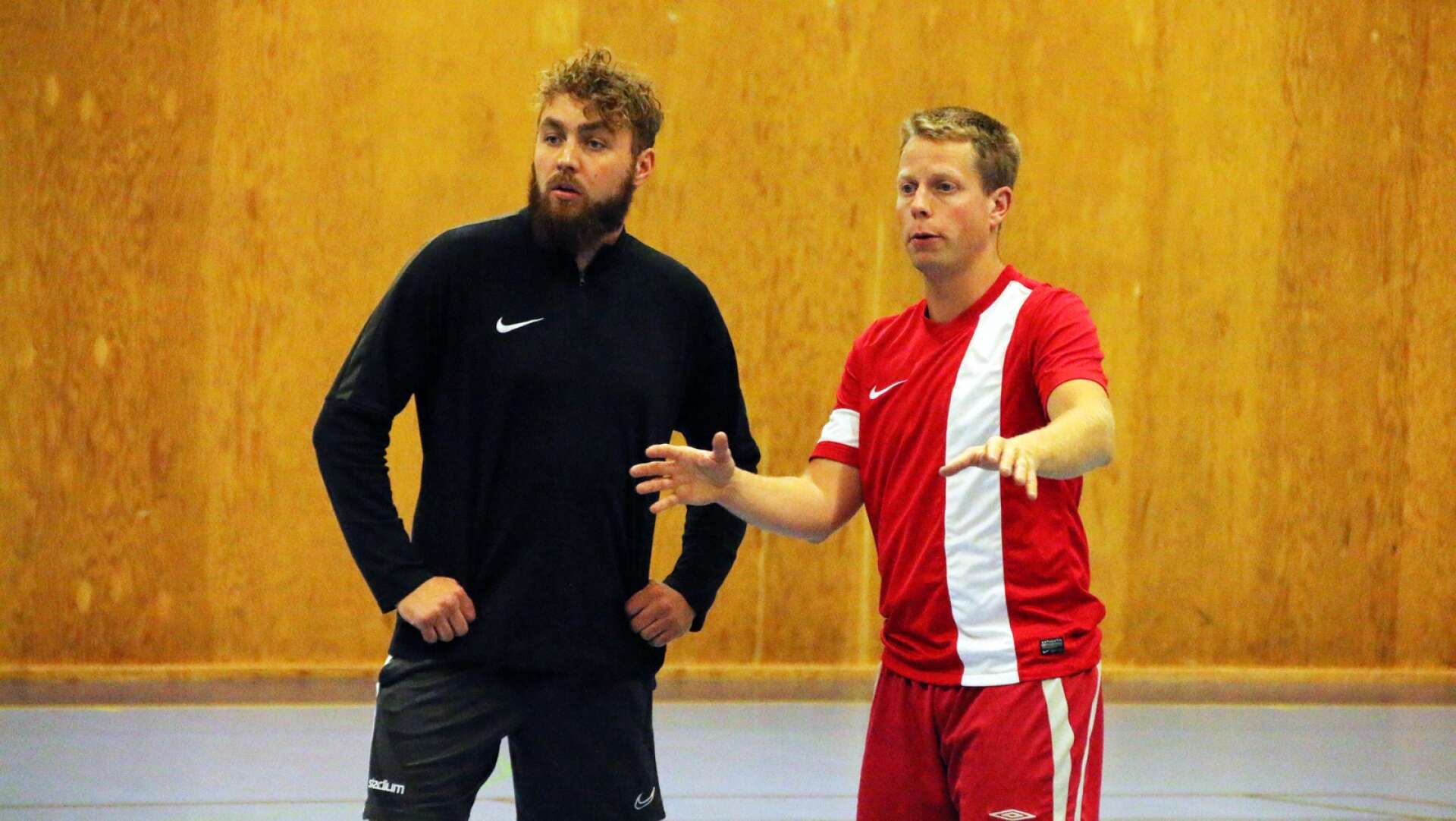 Linus Karlsson (höger) är redan verksamhetsansvarig i Färgelanda Futsal samtidigt som han själv spelar i laget. Nu är han också distriktets nya futsalutvecklare.