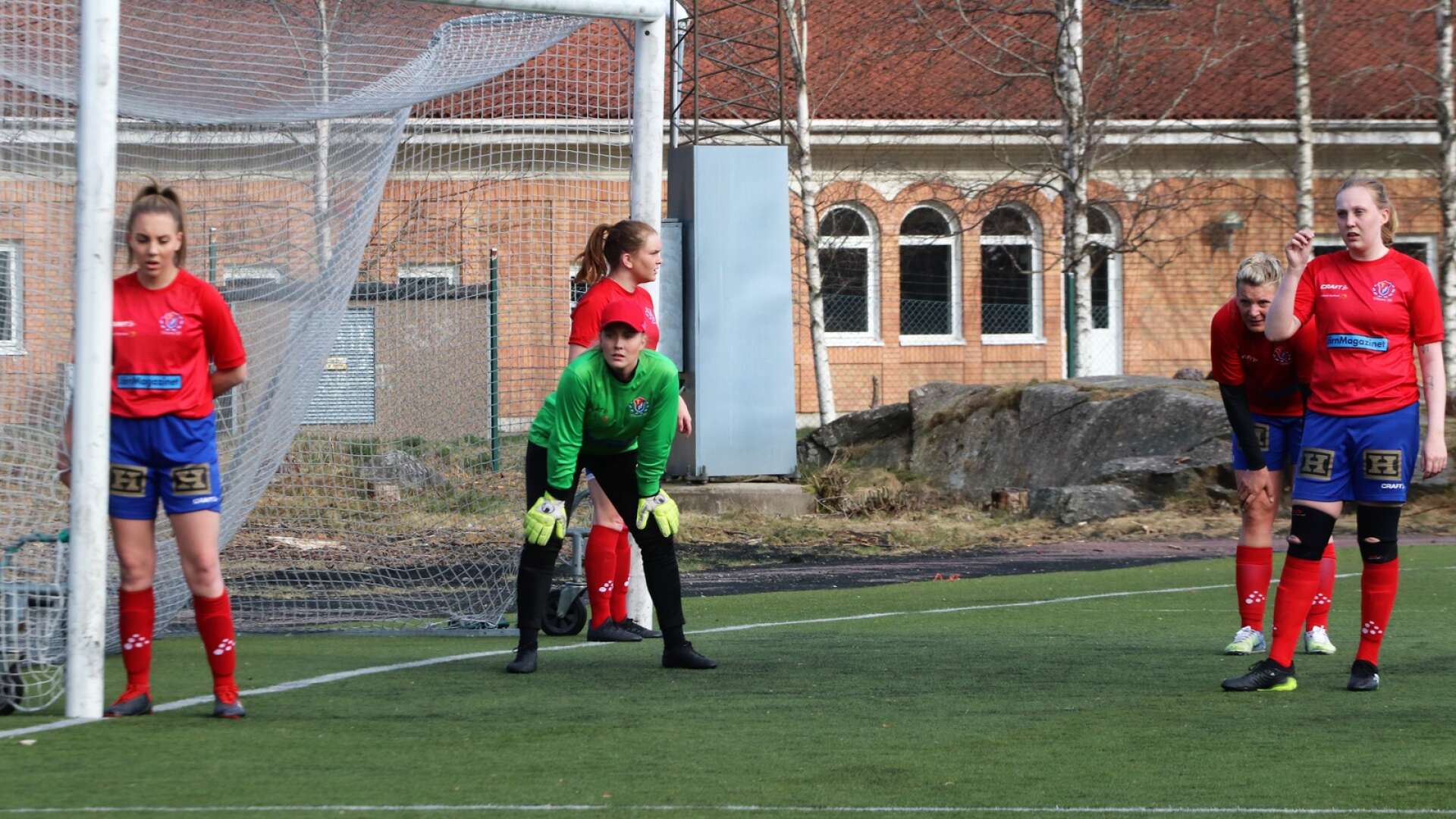 Tösses damlag debuterade i seriespelet 2018. Inför den sjätte säsongen är läget kritiskt. 