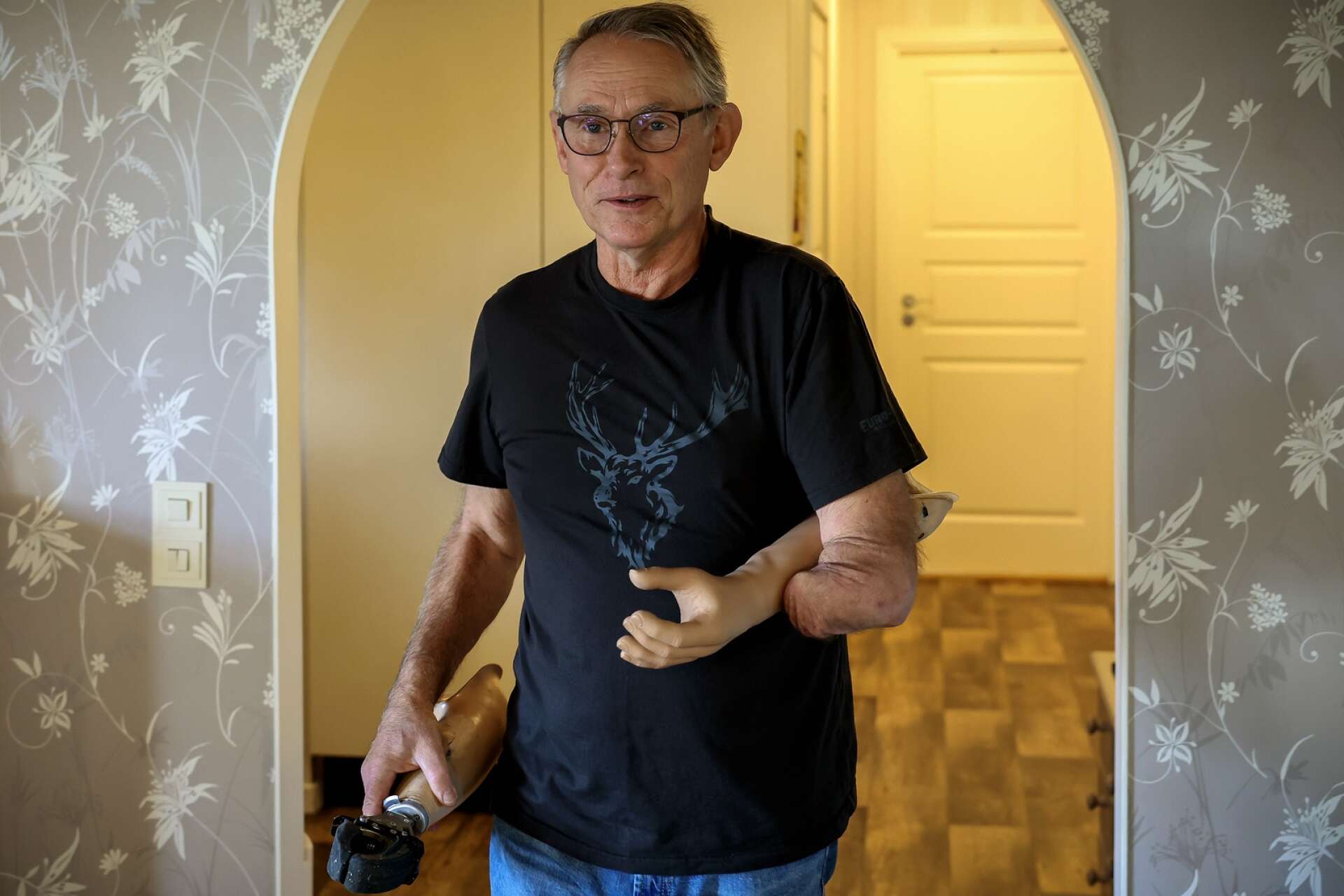 Kent-Olof Kahlin har flera armproteser. Med gripklon kan han lyfta nästan hur tungt som helst. 