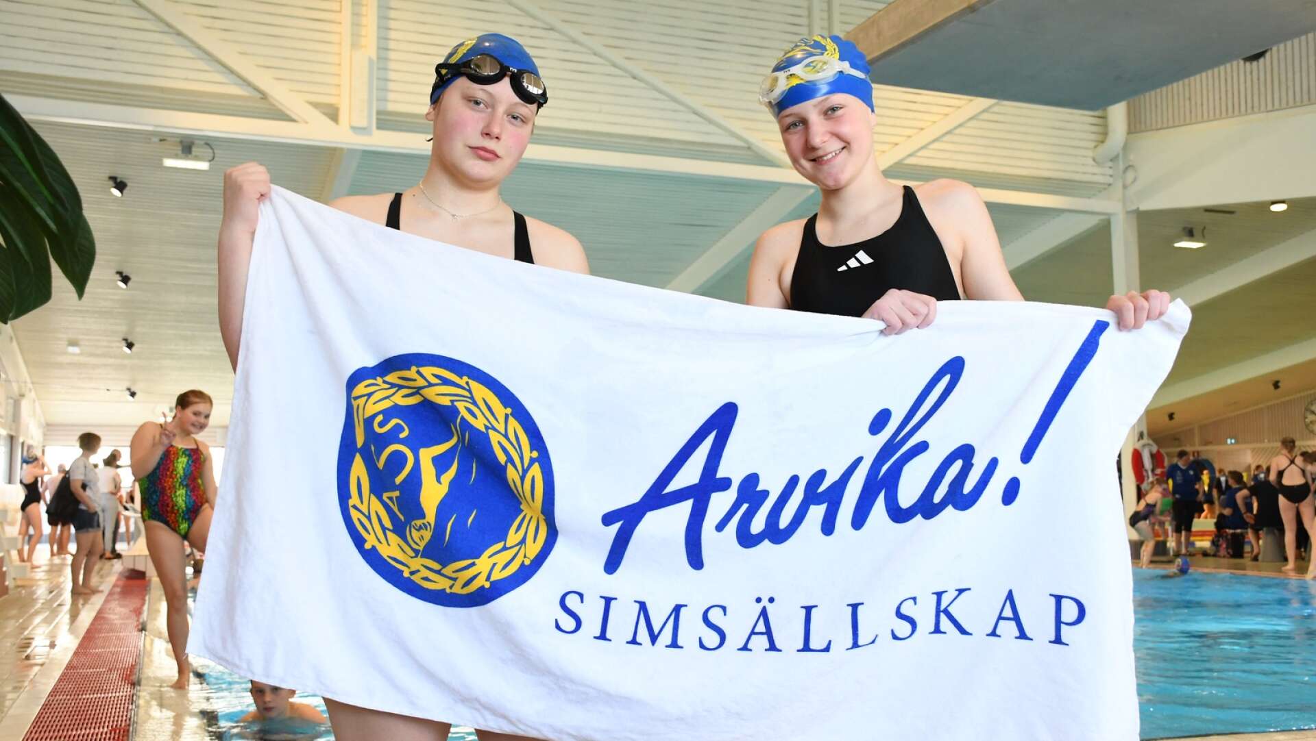 Rebecka Öman, 12 och Milia Halvorsen, 11 tävlade för hemmaklubben Arvika Simsällskap.