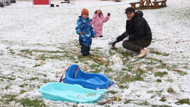 Det snöade en del i de norra delarna av Dalsland under måndagsmorgonen. Raeljo och Rafaela tog tillsammans med sin pappa ut pulkor och provade att bygga snögubbar i Bengtsfors.