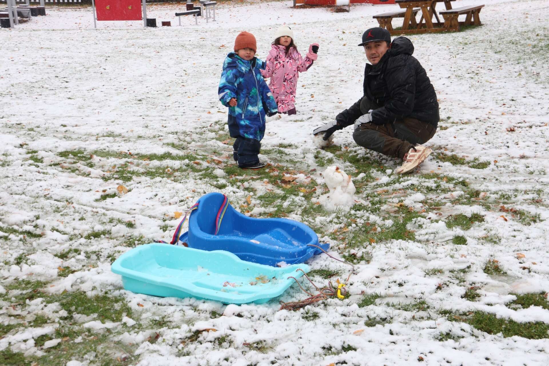 Det snöade en del i de norra delarna av Dalsland under måndagsmorgonen. Raeljo och Rafaela tog tillsammans med sin pappa ut pulkor och provade att bygga snögubbar i Bengtsfors.