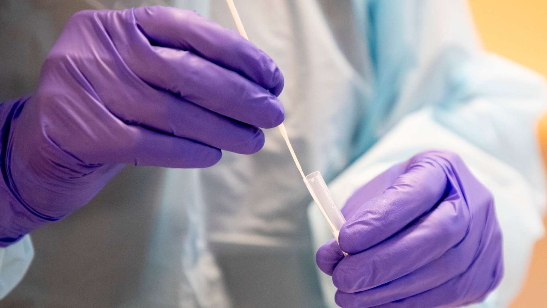 Under förra veckan analyserades 36 180 PCR-prover i Västra Götaland. Av dem var 12 procent positiva och visade på en pågående covid-19-infektion. Trycket på provtagningen har nu minskat.