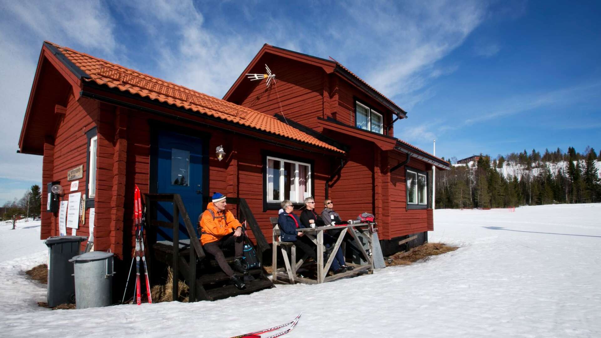 Anders Thorsson, Stockholm, och familjen Nyberg, Uddevalla/Vänersborg, njuter av skidåkning i norra Värmland. 