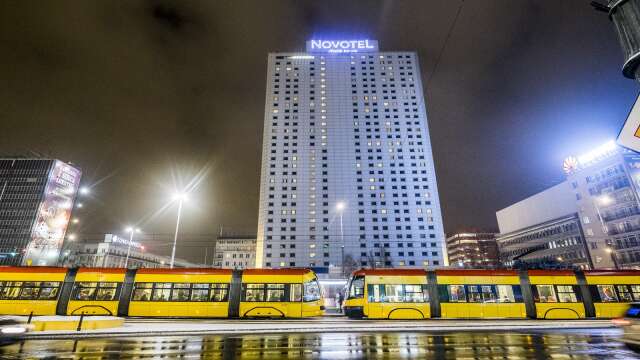 Novotel i Warszawa ett tecken på hur arkitektur är politik, skriver Catta Neuding, programledare i Axess TV.