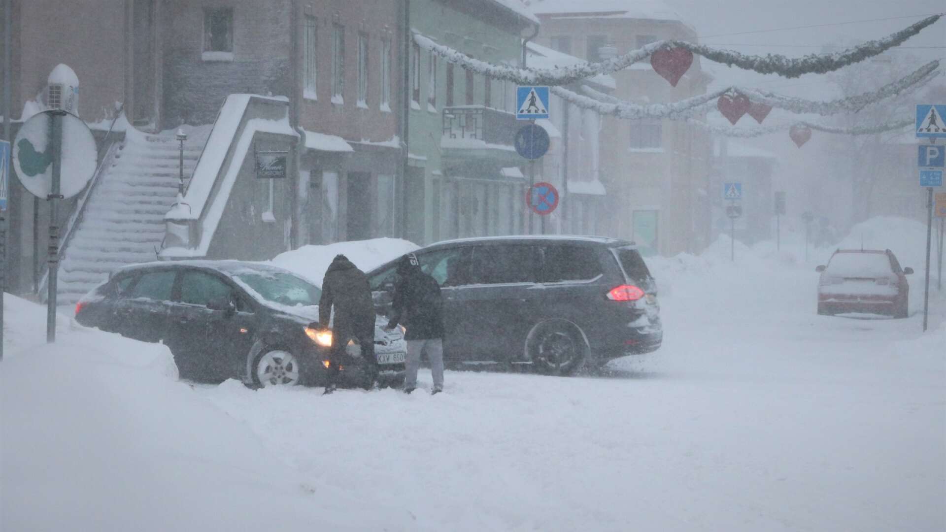 Snöstormen i Åmål på trettondagen innebar problem i trafiken. Men på fredagen fungerade ändå snöröjningen bättre än på onsdagen, menar gatuchefen Niklas Ekbertg./ARKIVBILD