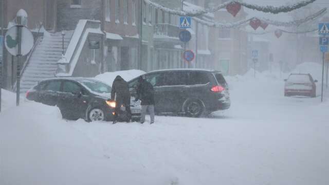På trettondagen kom det in ett nytt kraftigt snöfall över i Åmål. I kombination med kraftiga vindar blev trafiksituationen problematisk och flera bilar körde fast i centrala Åmål.   