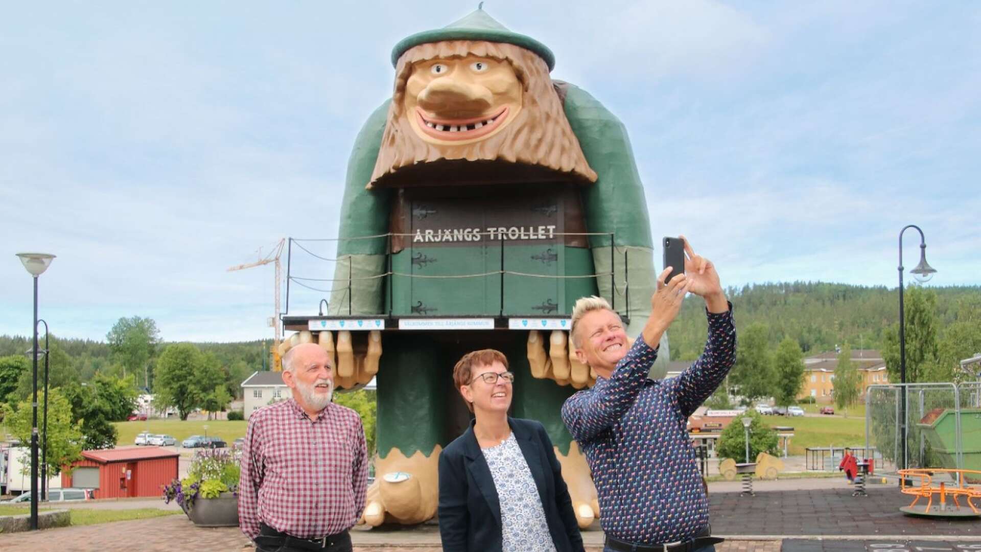 Den styrande majoriteten i Årjäng passade också på att ta en selfie. Här ses Lennart Bryntesson (MP), Anette Eriksson (C) och Daniel Schützer (S) tillsammans med trollet.