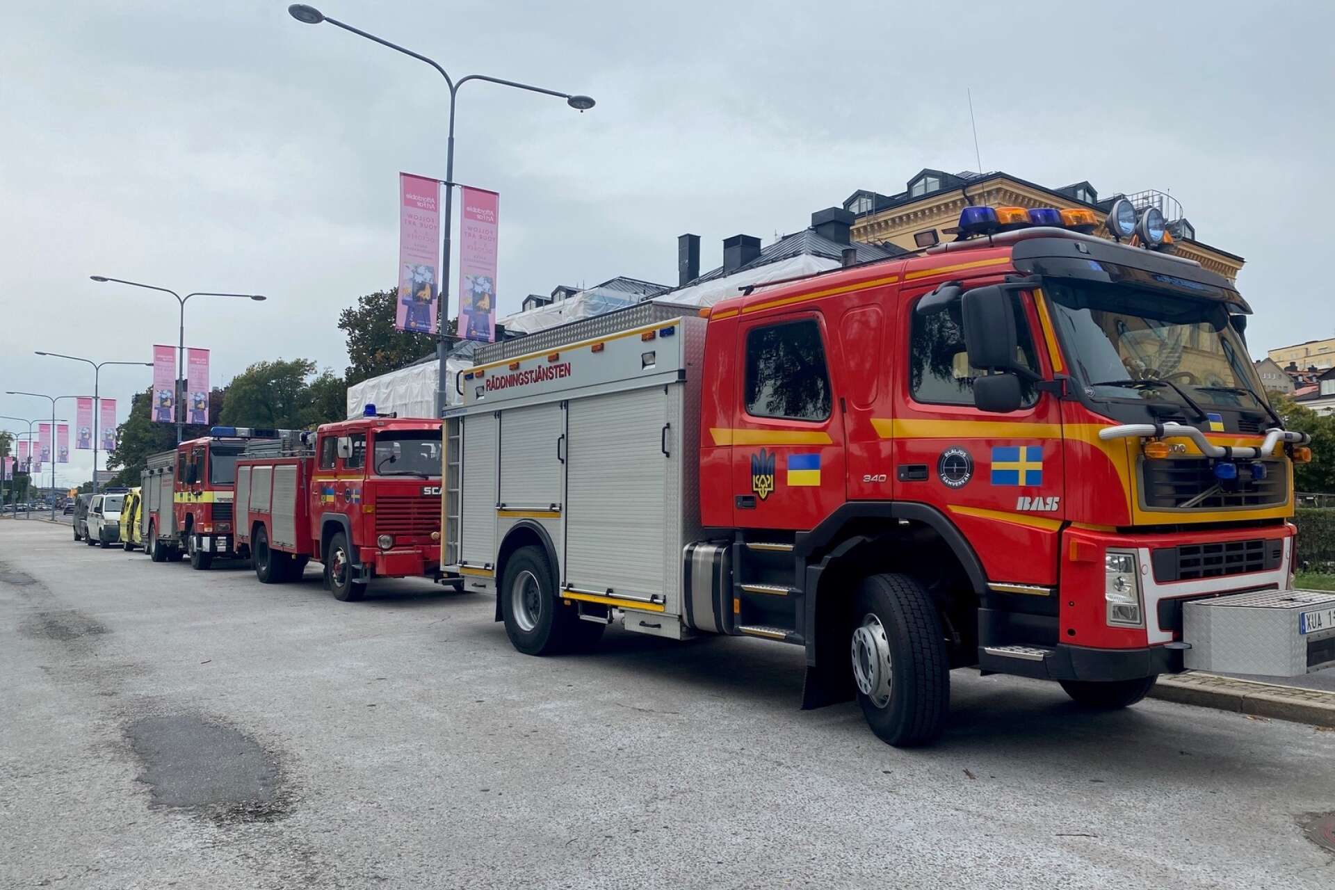 Totalt sex olika räddningsfordon transporterades från Sverige till Ukraina där de överlämnades till olika kommuner. I täten syns brandbilen från Bengtsfors.