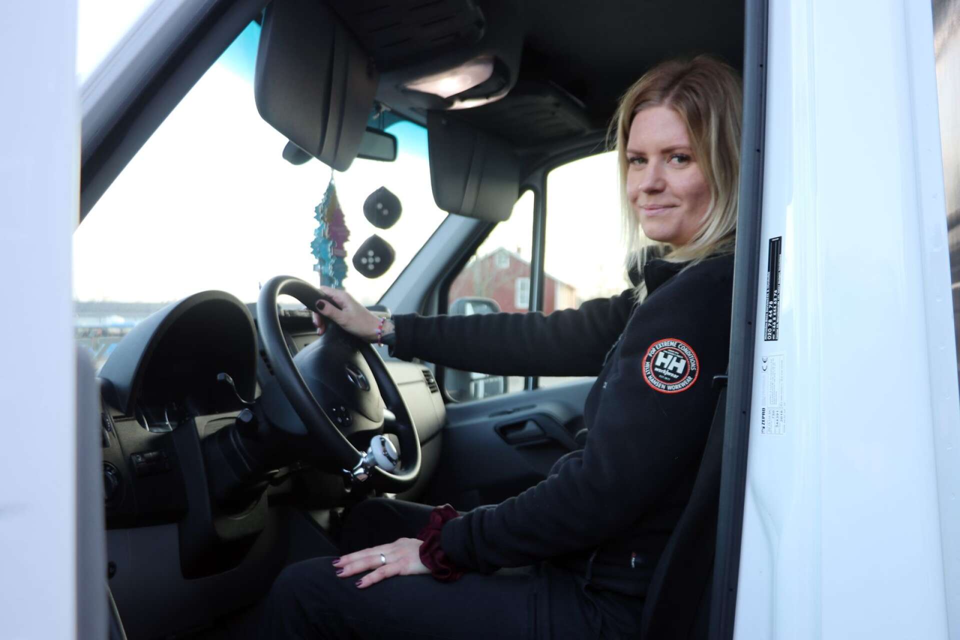 Michaela Wedin tog lastbilskort 2009. Efter att ha kört styckegods åt DHL i tio år gick hon in i familjeföretaget Wedins Tösse och kör framför allt paket åt Postnord.