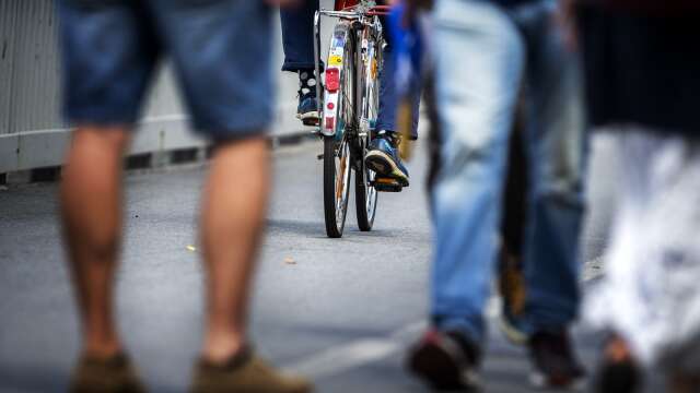 ”Det är helt enkelt inte tillåtet att cykla, köra elsparkcykel eller moped på trottoarer”, skriver insändarskribenten.