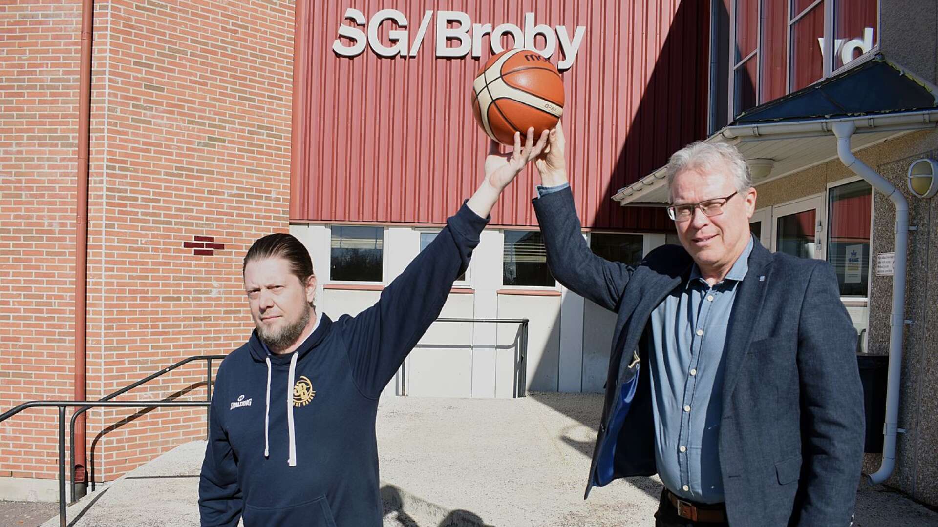 Claes Nilsson (till vänster) och Ronnie Palmquist hoppas på många sökande till den nya basketutbildningen på SG Broby.