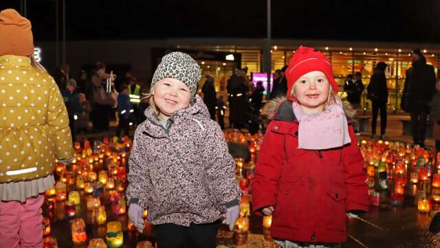 Treåriga Amelia Falk och fyraåriga Ninja Mogren från Aspö förskola har tänt en lykta på internationella barndagen.