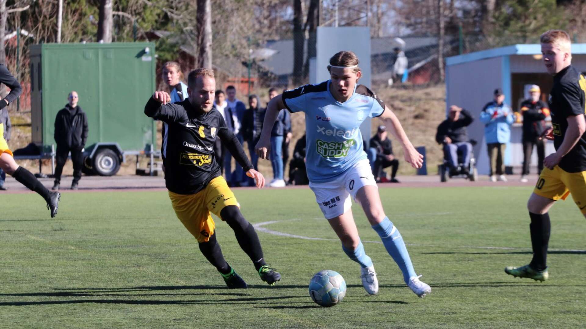 Rasmus Facht med bollen för IF Viken i en match mot Stala IF säsongen 2019.