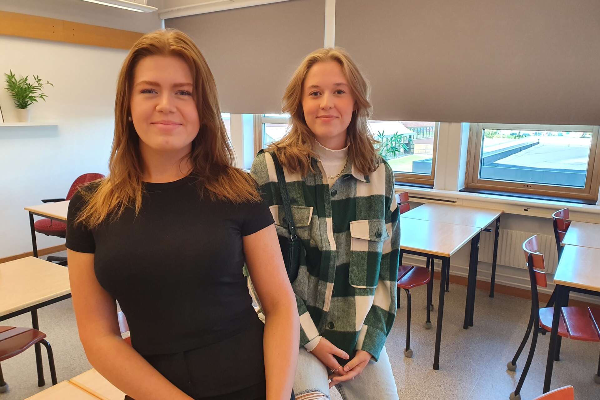 18-åriga Nathalie Jern Wennegård har räknat ut vilket parti hon ska rösta på på söndag, men kompisen Tindra Wahss måste vänta till nästa val för att få rösta första gången.