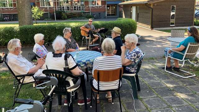 På måndagen var det dags för sommarmusik ute i det fria vid DHR:s lokal på Malmgatan i Åmål.