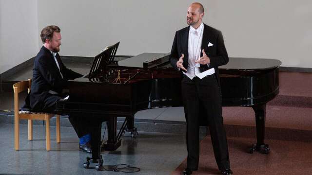 Musikförening startade på söndagen sin höstsäsong med besök av pianisten Daniel Beskow och Johannes Held, baryton. 