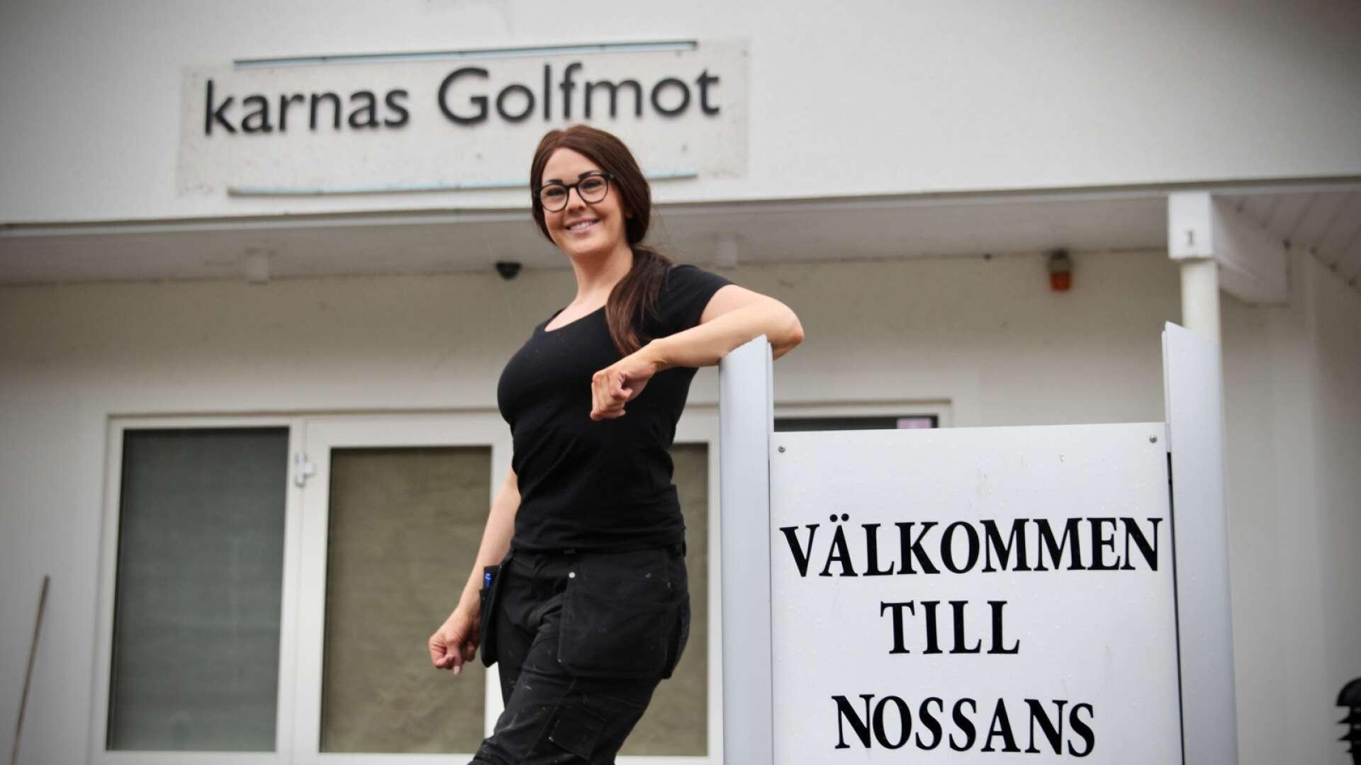 Lidköpingstjejen Evelina Ekelund tar över hotellverksamhet vid Nossan i Grästorp. Och passar på att byta namn på hotellt, så de gamla skyltarna ska bort.
