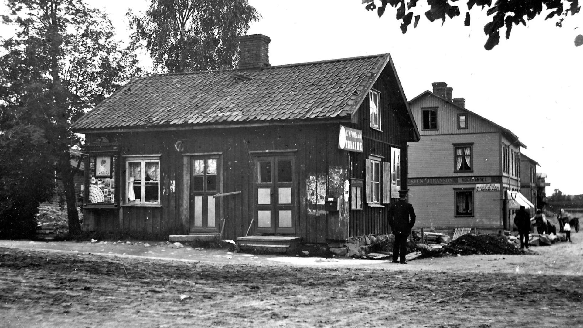 Huset Hyttan eller Skarphyttan låg på hörntomten där Viktorinska huset skulle byggas. Både bageri och urmakare fanns där före rivningen. I huset närmast till höger hade Sven Johanson modehandel. Ungefär där hittar man idag Holgers konditori.