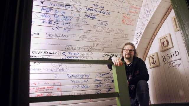 Peter Friman från Rockfickan visar glatt upp autografväggen som kommer att fyllas på med flera namnteckningar under året.