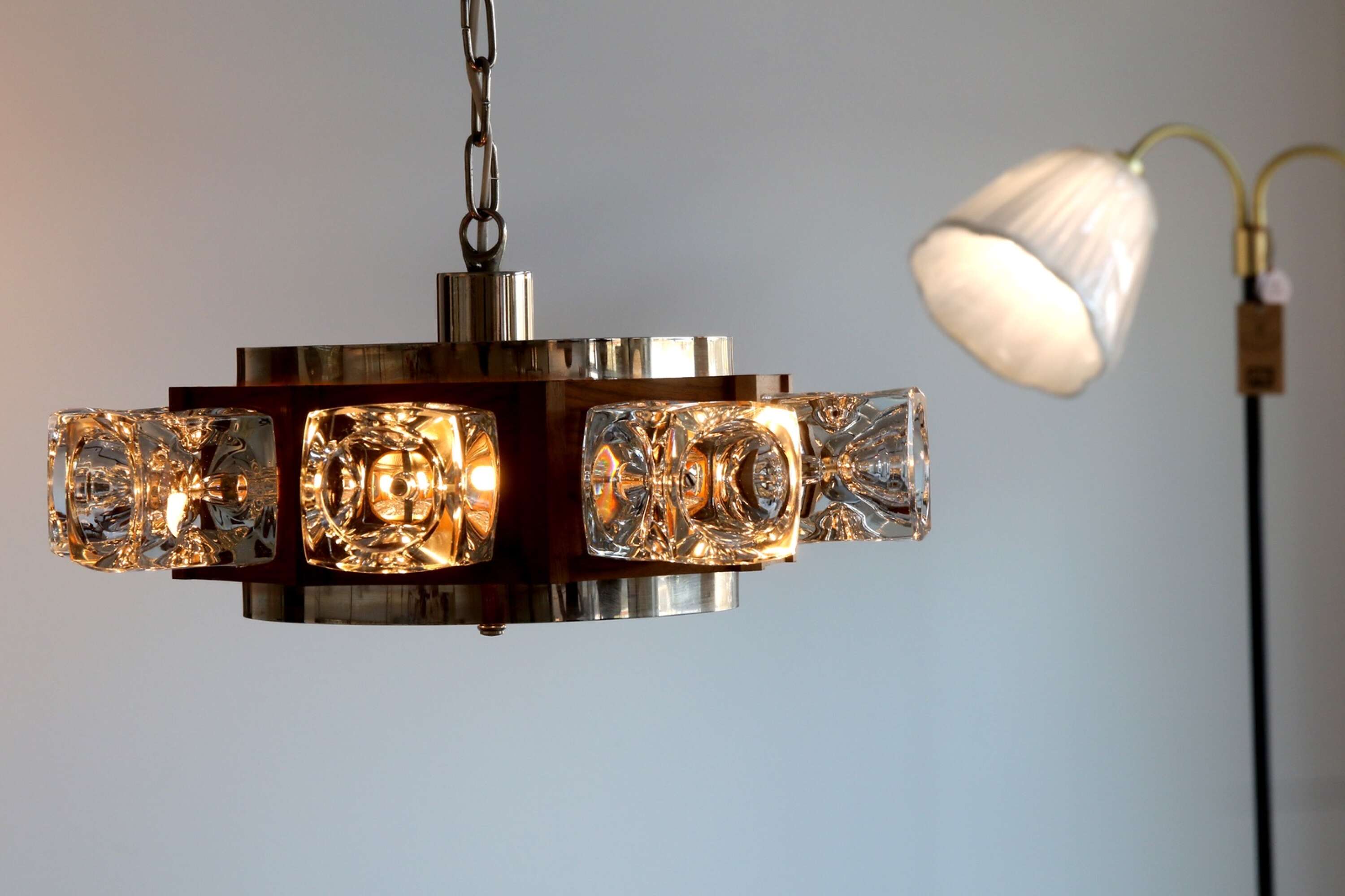 Lampa i teak med Czech Bohemia Crystal hos Deco och design.