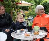 Tre generationer, Ulrica, Emma och Yvonne Broström bor i Kila och är glada över utbudet som finns på hemmaplan.