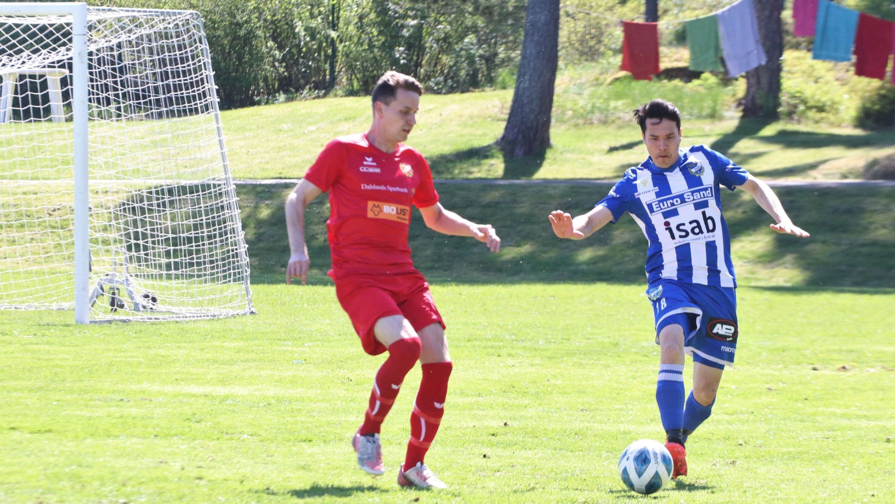 IFK Åmåls Najib Sultani, med bollen, försöker ta sig förbi Färgelandas Jesper Karlsson.