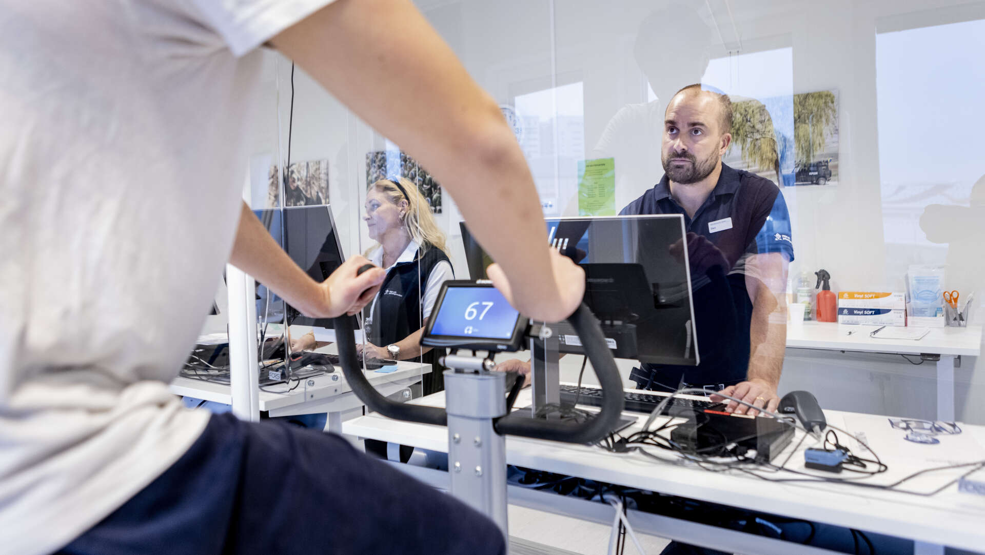 Dan Lövfors, sjuksköterska, övervakar ett fysiskt test på ett mönstringskontor i Stockholm. Arkivbild.