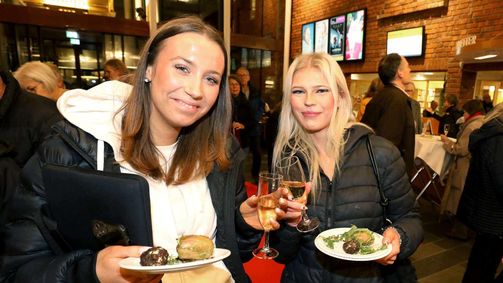 Agnes Sjöström och Neimante Grakulskyte skålade in filmfestivalen i kulturhuset. 