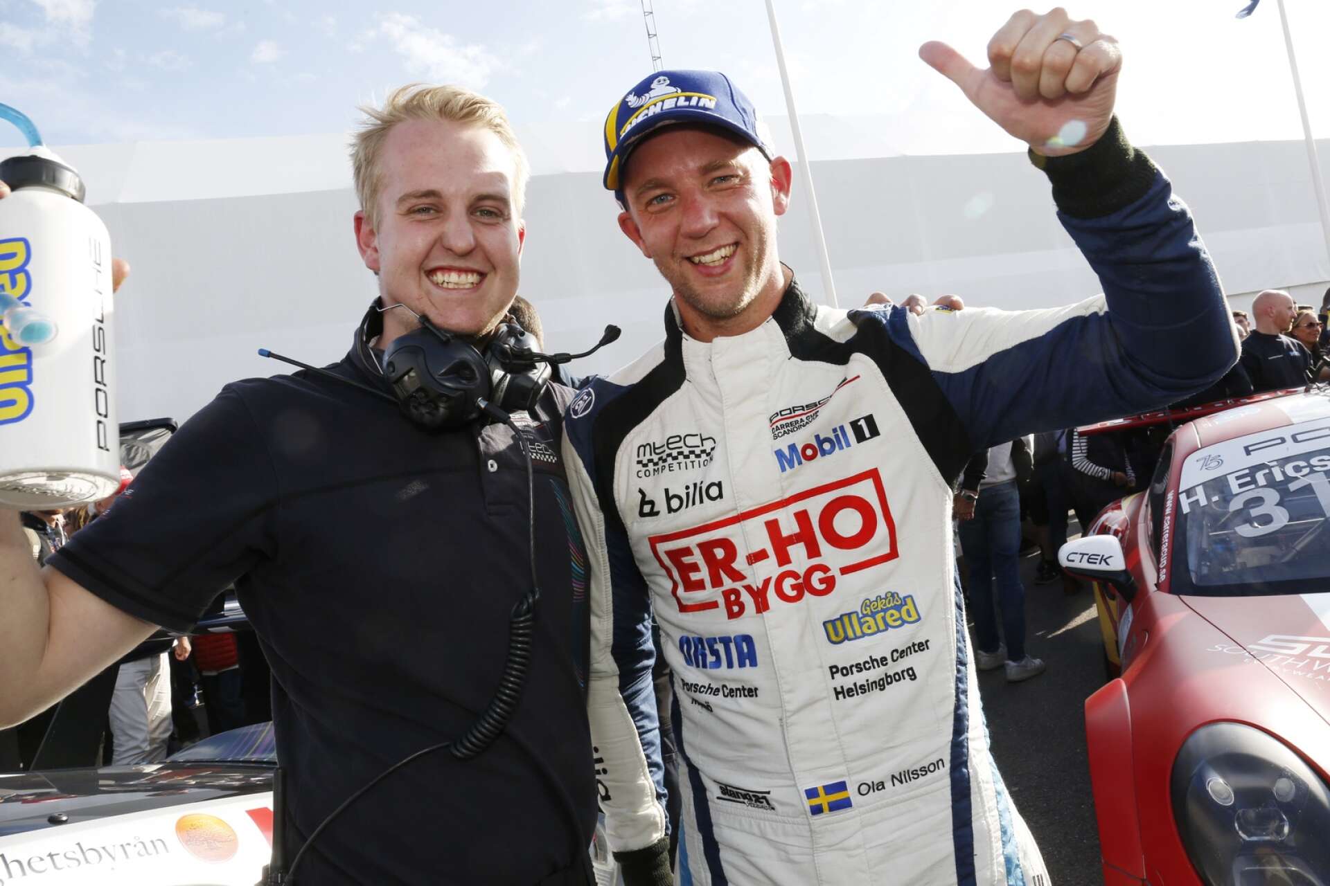 Theo Karlsson (vänster) är mekanikern från Bengtsfors som såg till att skåningen Ola Nilsson vann SM med en Porsche.