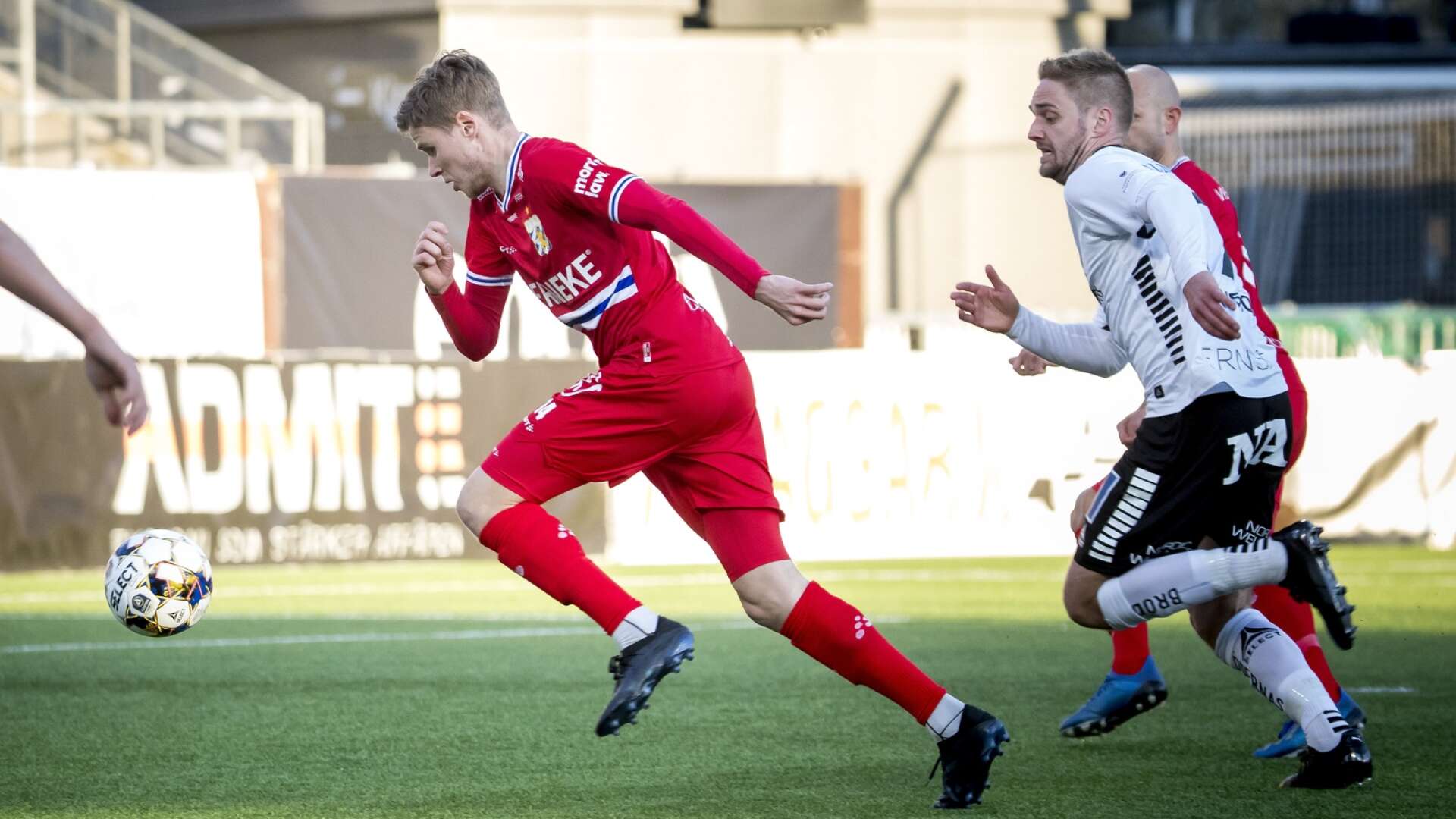 Johan Mårtensson i Örebro SK på jakt efter Gustaf Norling i IFK Göteborg. Två spelare från Skaraborg i den högsta serien.