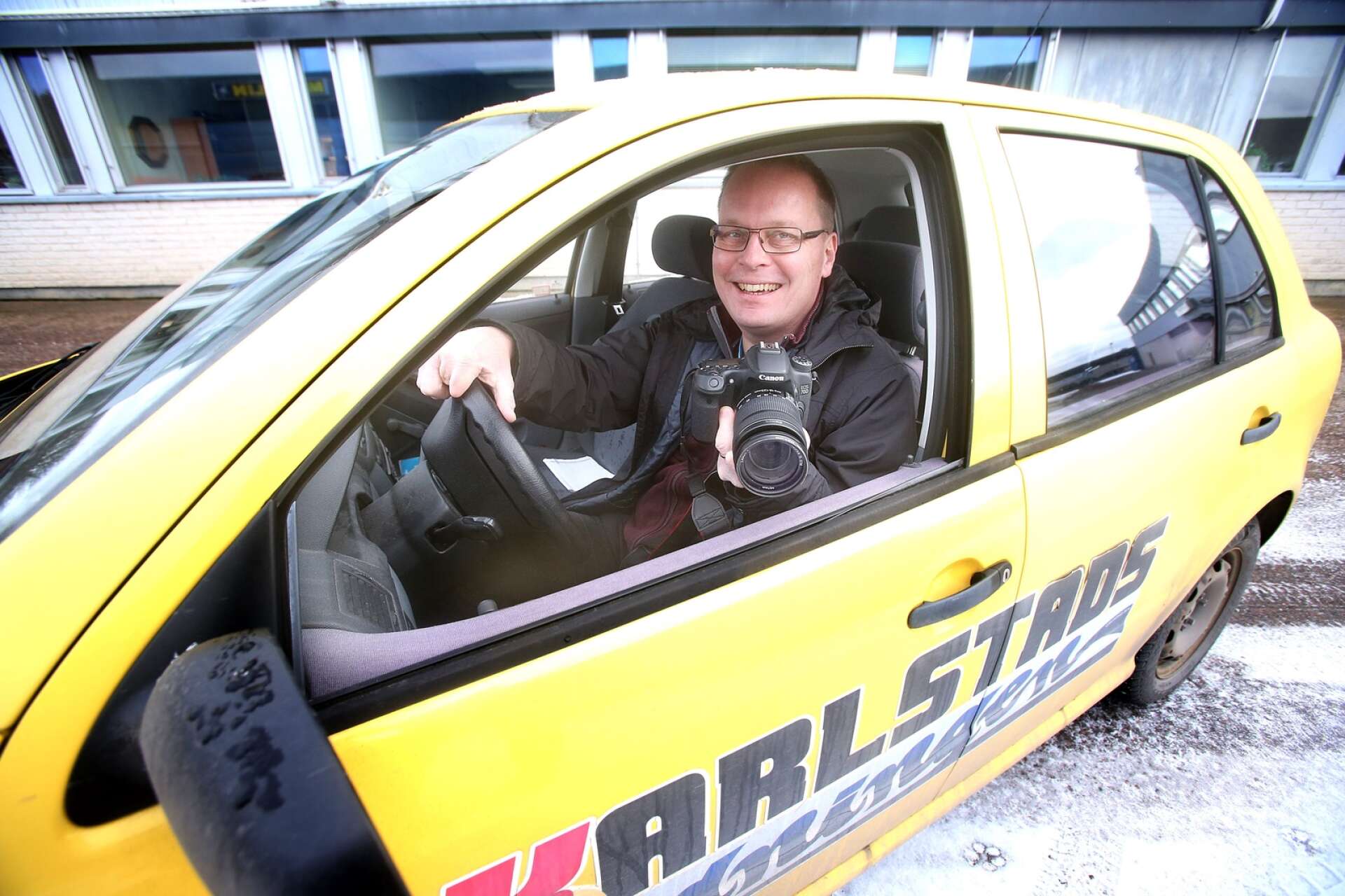 Mats Zetterberg i den bil som tydligt visade att Karlstads-Tidningen var ute på uppdrag.
