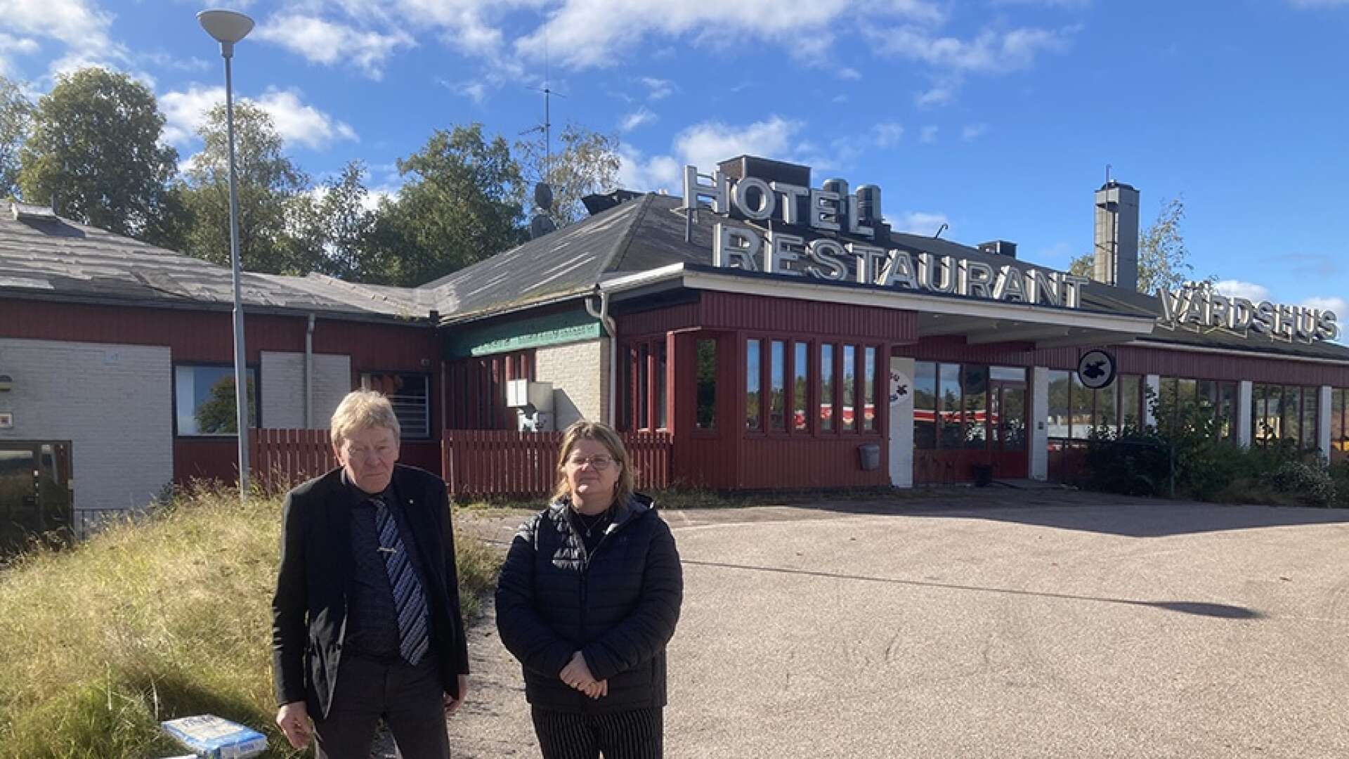 Christer Olsson (M) och Åsa Hååkman Eriksson (S) står båda bakom köpet av Hotell John. Inom kort ska det nu jämnas med marken.