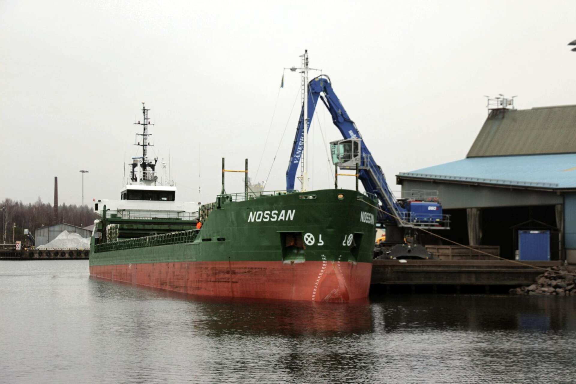 Här lastas ett fartyg i Otterbäckens hamn med zinkslig från Zinkgruvan.