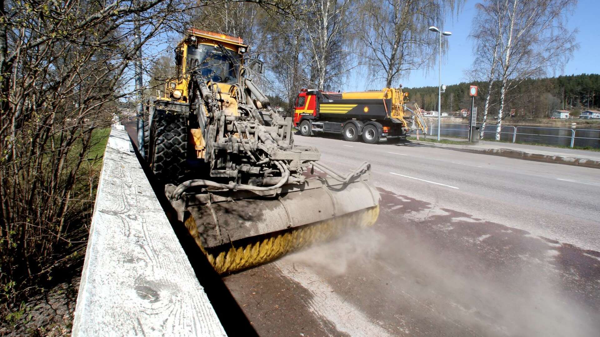 Karlstads kommun tar nedskräpning på allvar och just nu sopas grus och skräp upp från gatorna.