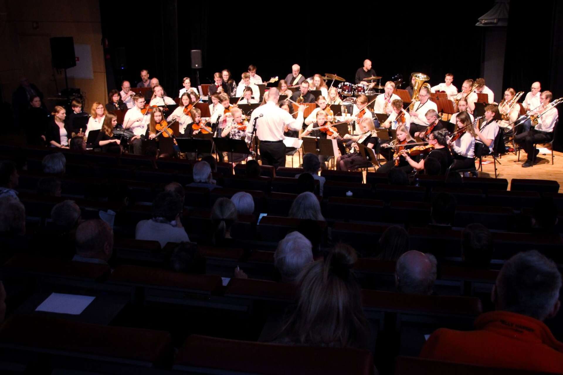 Bakgrunden till samarbetet är att ge eleverna möjligheten att spela i en stor orkester.
 