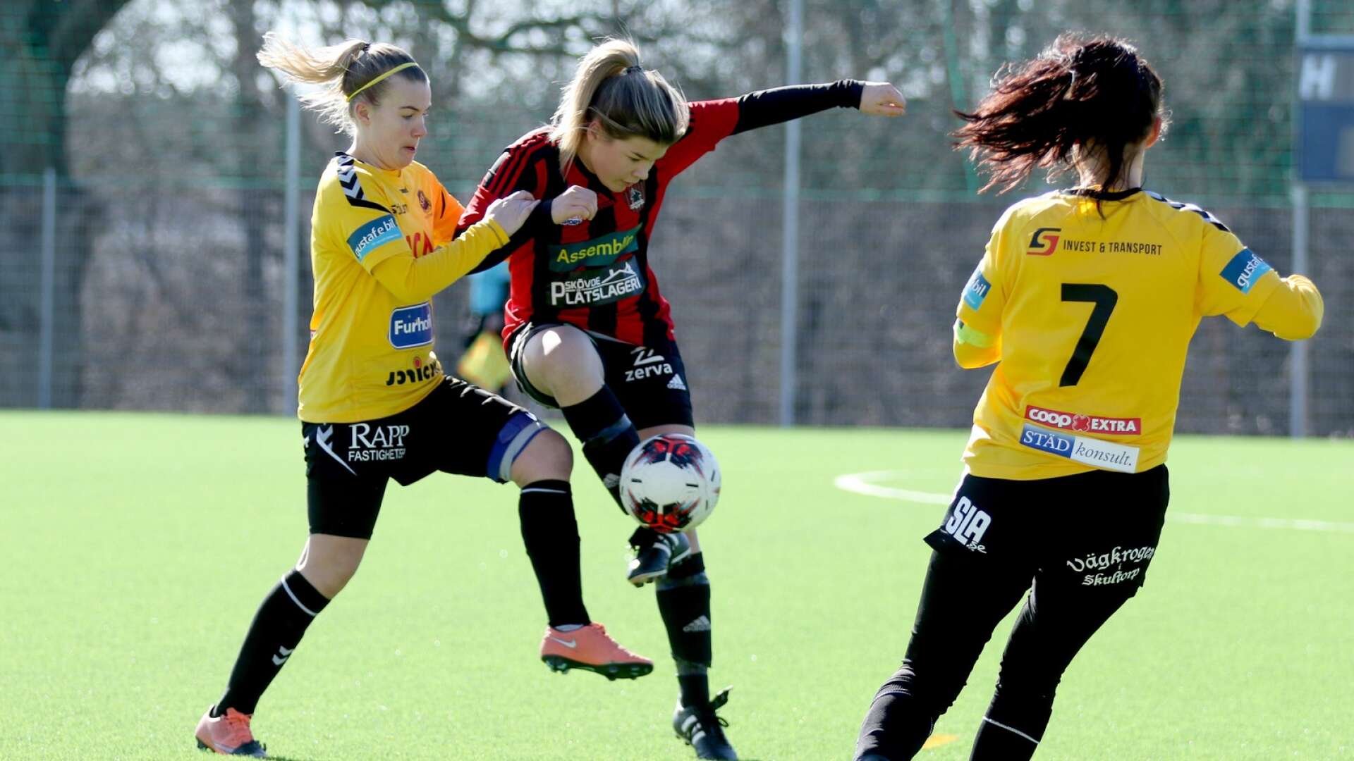 Skultorps IF och Ulvåkers IF möttes i DM på Södermalms IP. Amanda Johansson (Skultorp) och Clara Gustavsson (Ulvåker) i en duell i en tävling som avslutas.